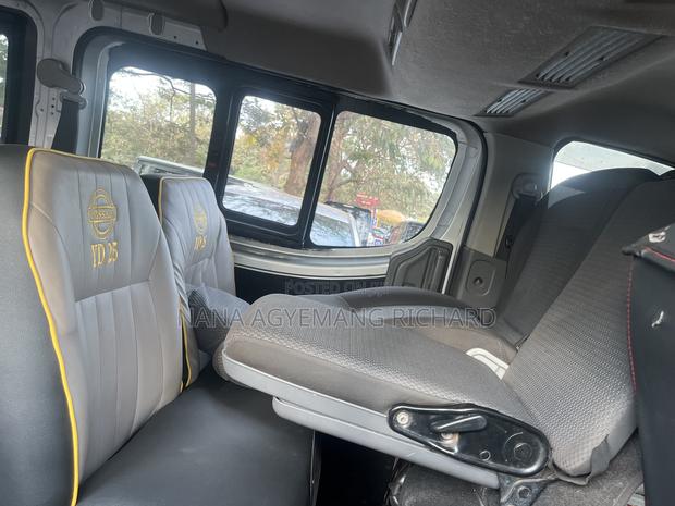 Nissan Caravan (Urvan) 2015 Silver · Photo 8