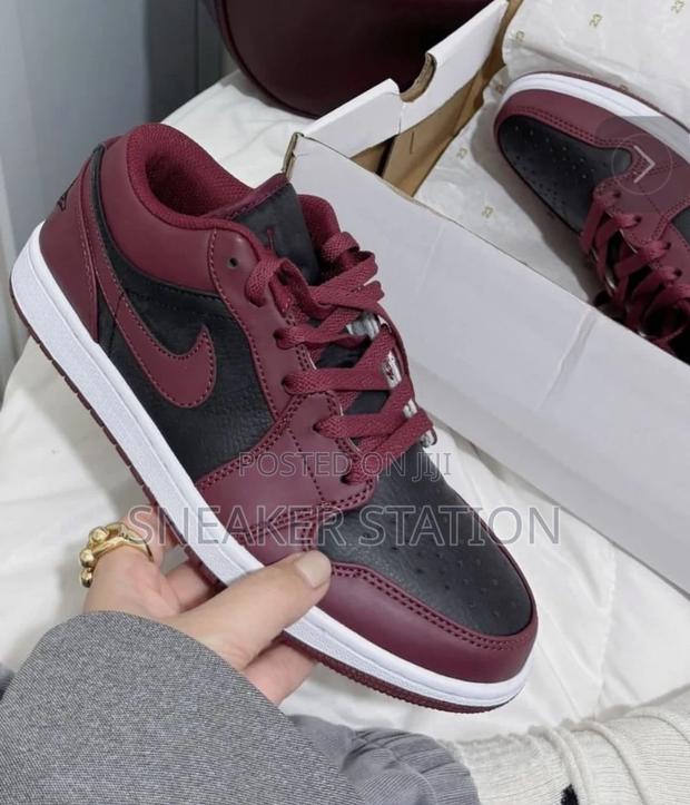 Air Jordan Retro 1 Dark Beetroot · Photo 2