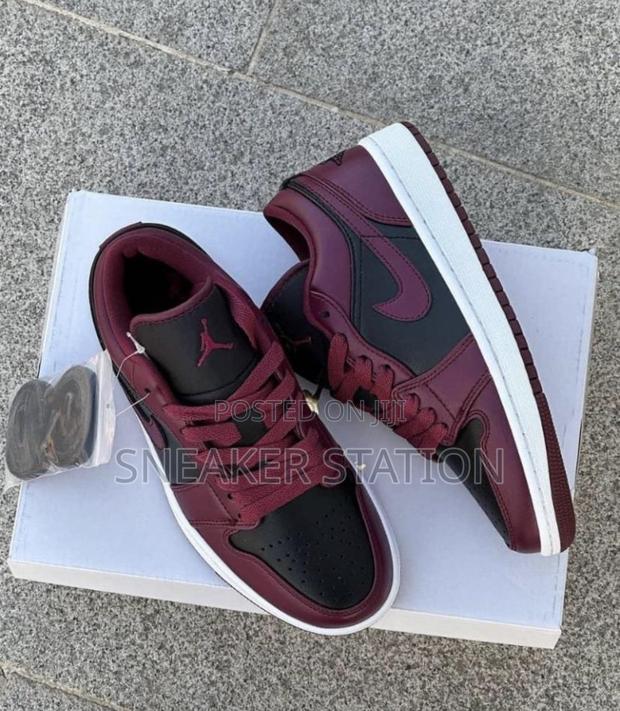 Air Jordan Retro 1 Dark Beetroot · Photo 1