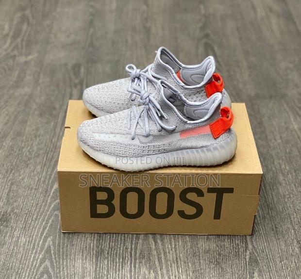 Adidas Yeezy Boost 350 Tail Light · Photo 1