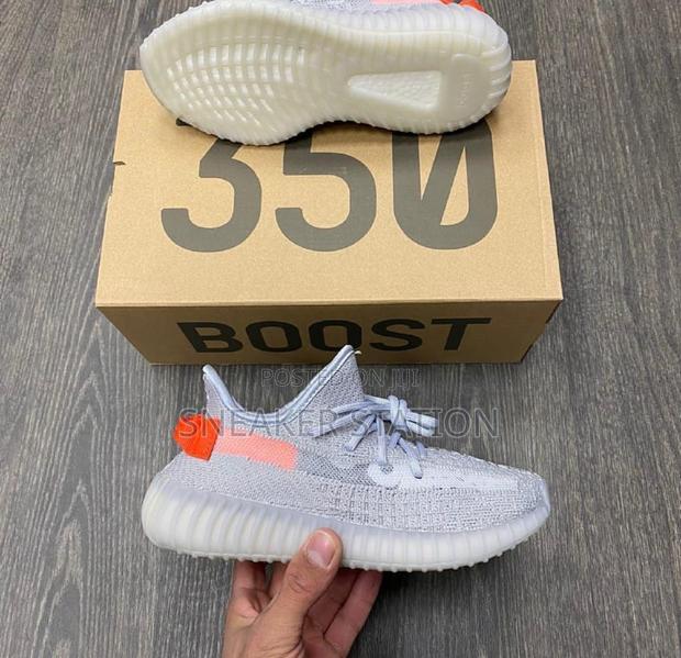 Adidas Yeezy Boost 350 Tail Light · Photo 2
