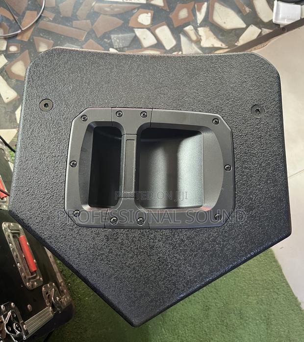 QSC Kw122 1000w 12 Inch Powered Speaker. · Photo 3