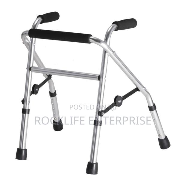 Pediatric Walking Frame Without Wheels · Photo 1