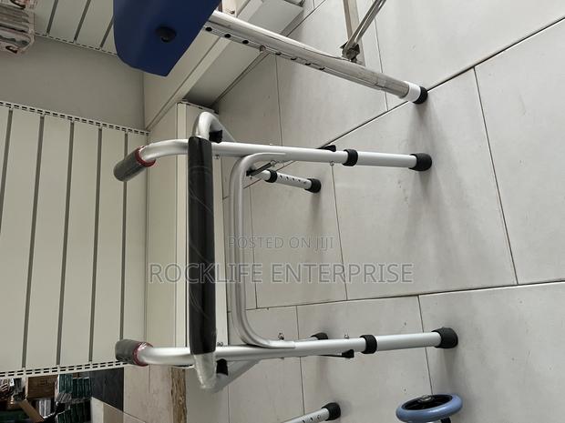 Pediatric Walking Frame Without Wheels · Photo 2