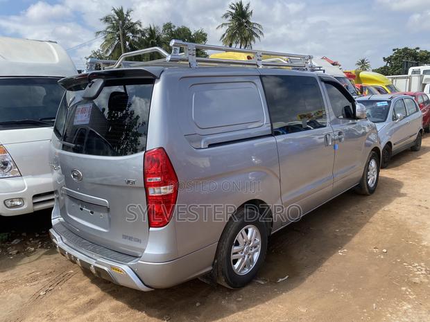 Hyundai Starex 2020 Silver · Photo 2