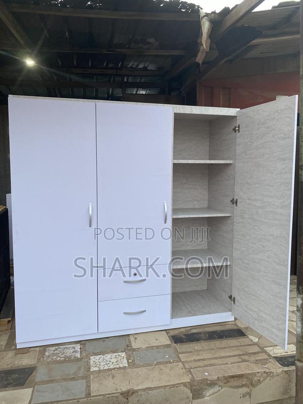 3 Doors Wardrobe · Photo 2