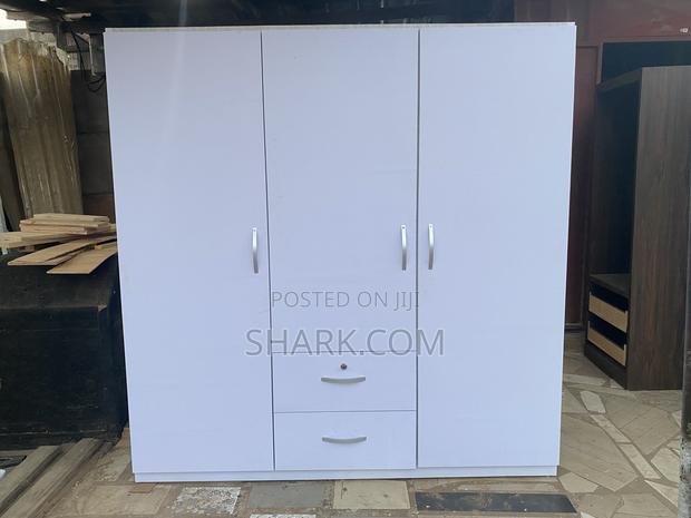 3 Doors Wardrobe · Photo 3