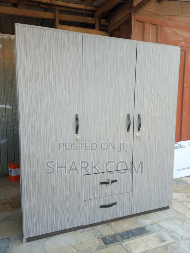 3 Doors Wardrobe · Photo 1