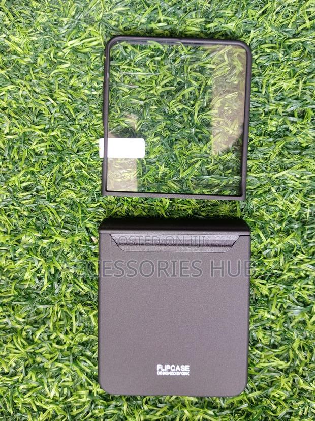 Z Flip 7 Case With A Hinge Cover · Photo 5