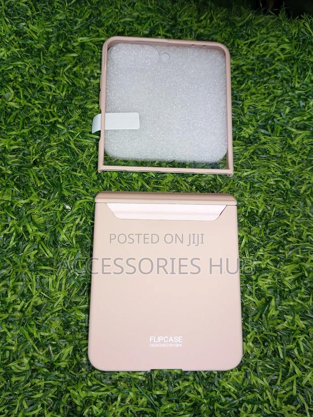 Z Flip 7 Case With A Hinge Cover · Photo 7