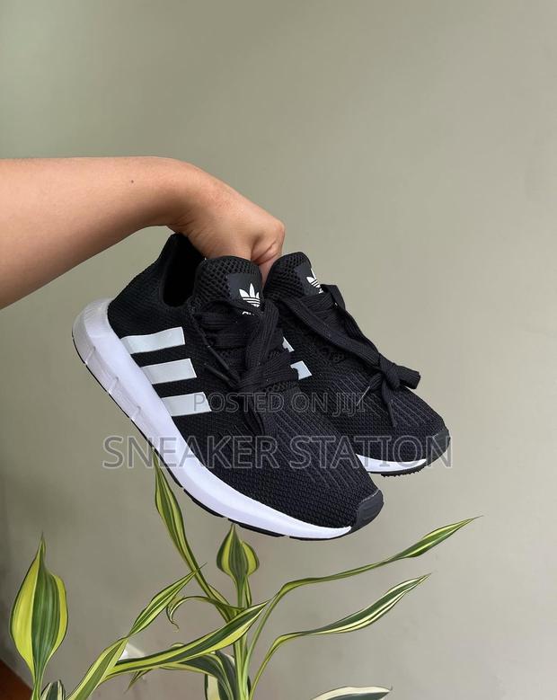 Adidas Swift Black/White · Photo 2