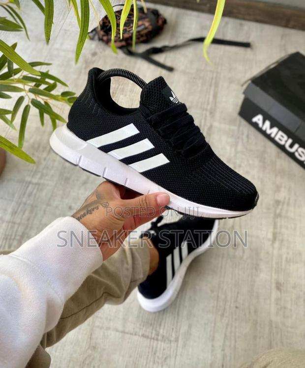 Adidas Swift Black/White · Photo 1