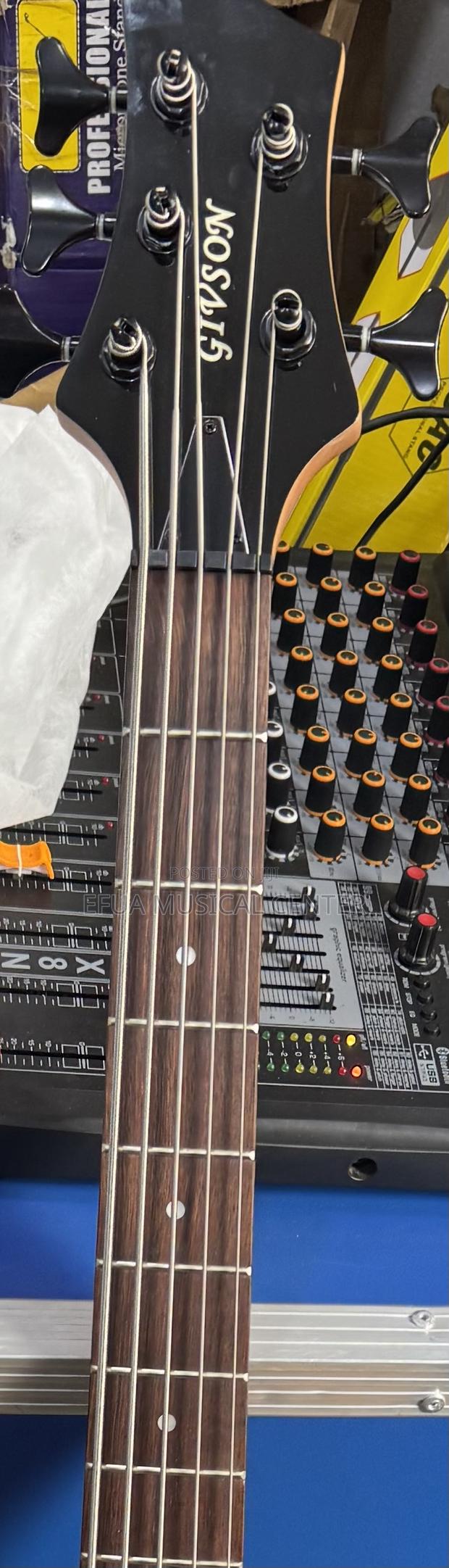 Givson Active Bass Guitar · Photo 6