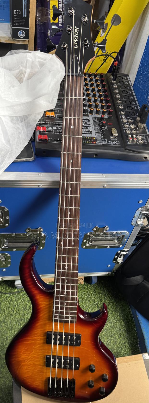 Givson Active Bass Guitar · Photo 5