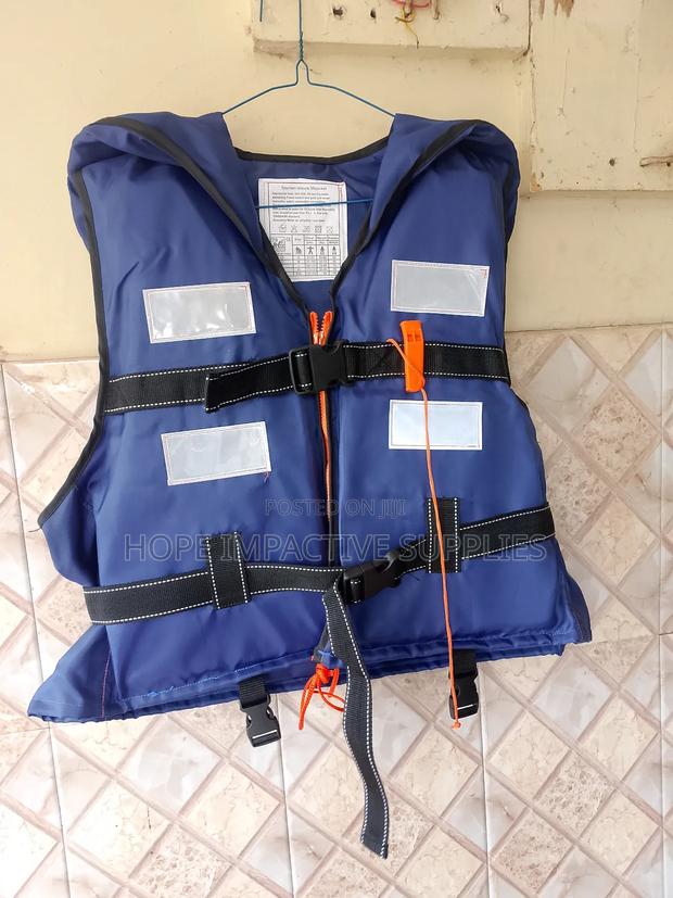 Quality Life Jackets With Reflectors And Whistle. · Photo 1