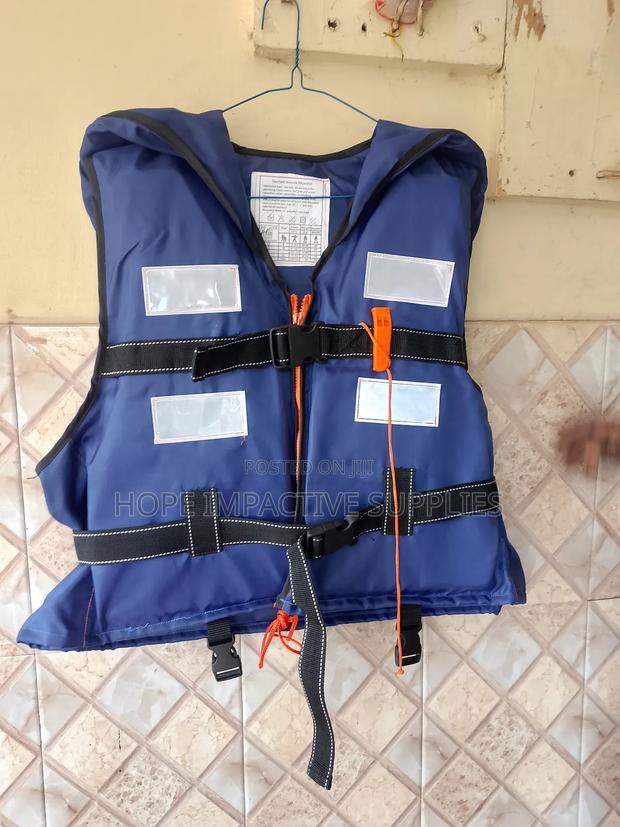 Quality Life Jackets With Reflectors And Whistle. · Photo 2