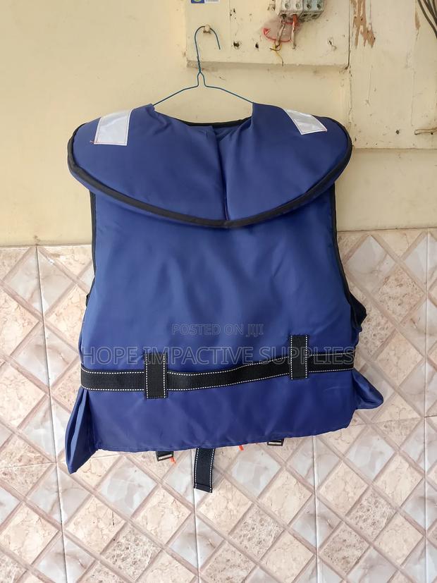 Quality Life Jackets With Reflectors And Whistle. · Photo 3