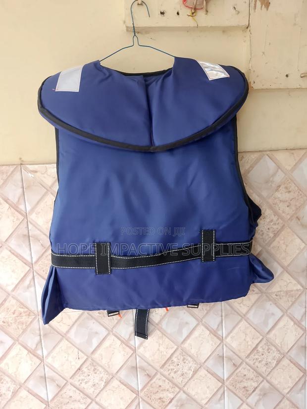 Quality Life Jackets With Reflectors And Whistle. · Photo 4