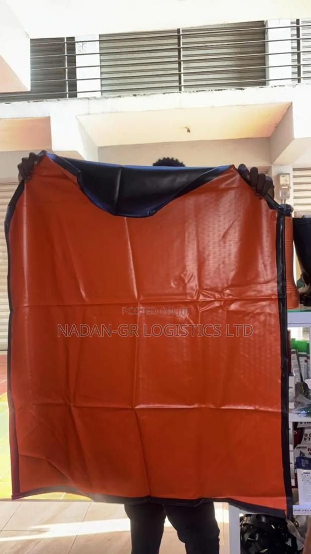 Reusable Rubber Aprons · Photo 2