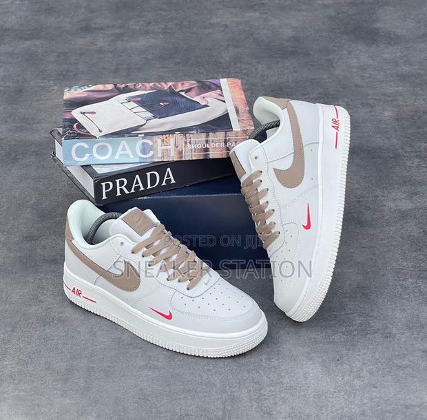Nike Air Force 1 Premium Sneaker · Photo 2