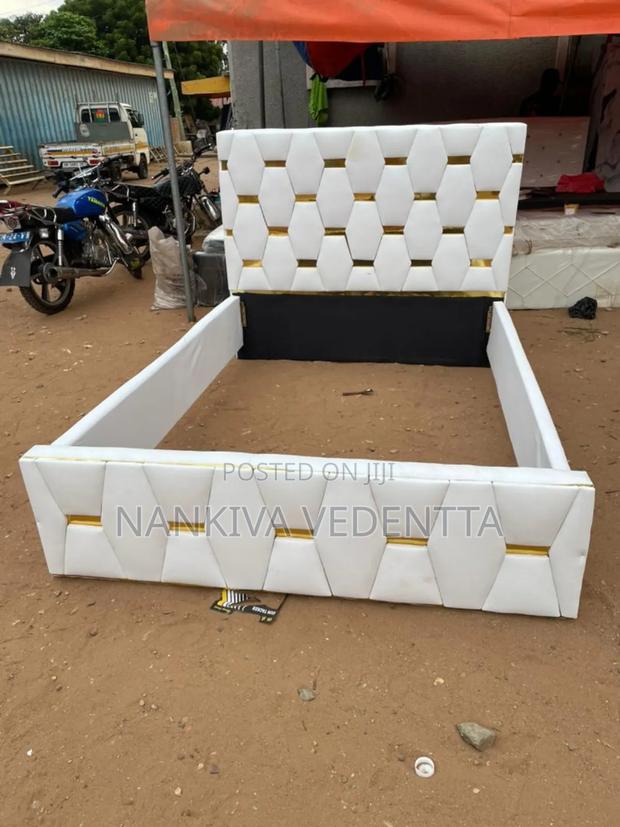 Design Double Bedframe · Photo 1