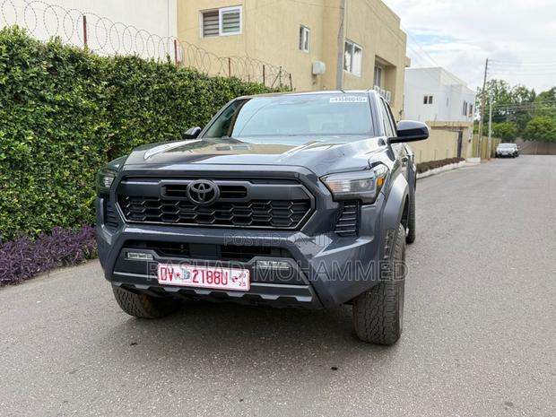 Toyota Tacoma 2024 Gray · Photo 2