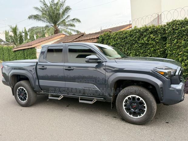Toyota Tacoma 2024 Gray · Photo 3