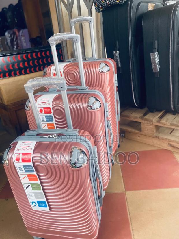 Plastic Travelling Suitcase 3in1 (Size 28) · Photo 1