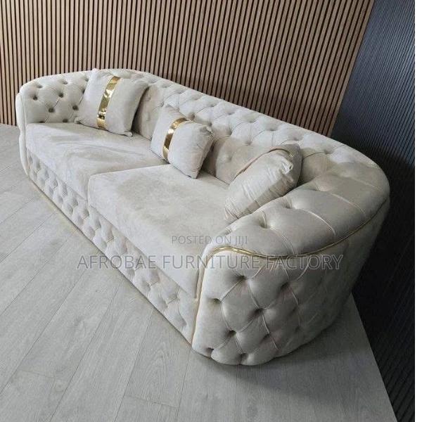 Buttoned Sofa Chair · Photo 1
