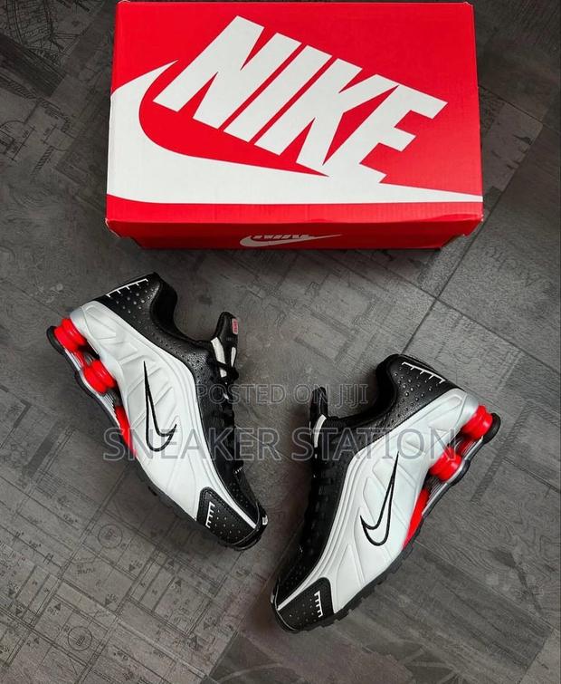 Nike Shox R4 Sneakers · Photo 1