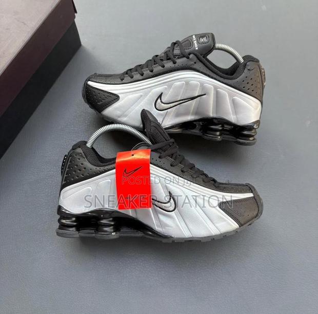 Nike Shox R4 Sneakers · Photo 2