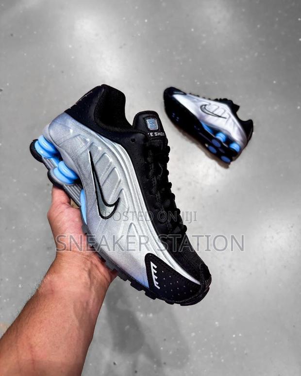 Nike Shox R4 Sneakers · Photo 3