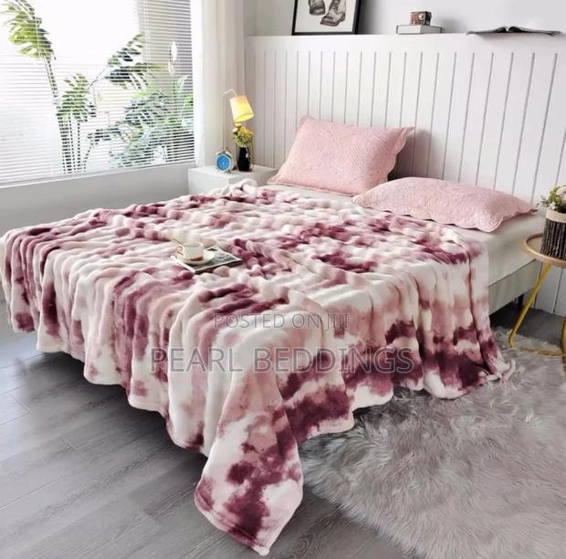 Luxurious Quality Extra Comfy Bubble Blanket Available · Photo 1