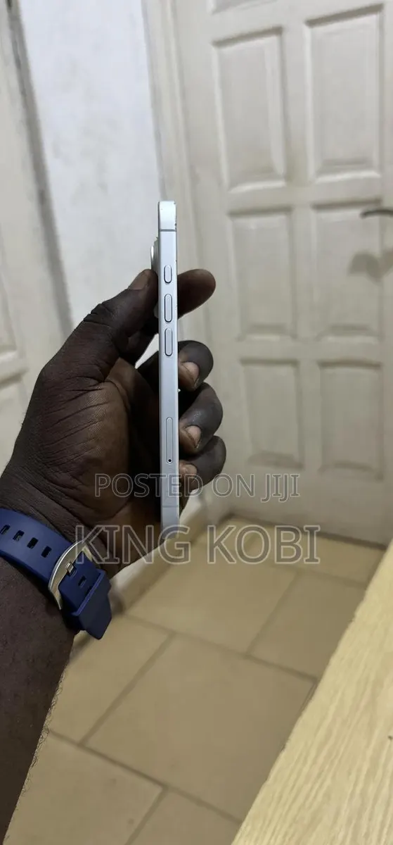 Apple iPhone 16 128 GB White · Photo 1