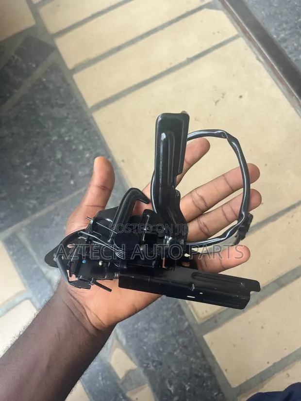 Hyundai Elantra 2017 2018 Bonnet Lock · Photo 1