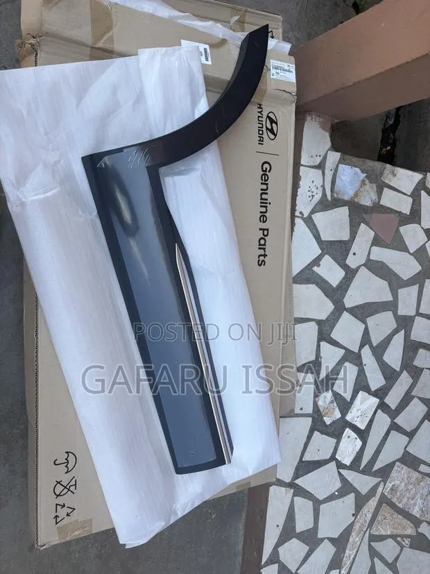 Kia Sorento 2023 Back Door Moulding · Photo 1