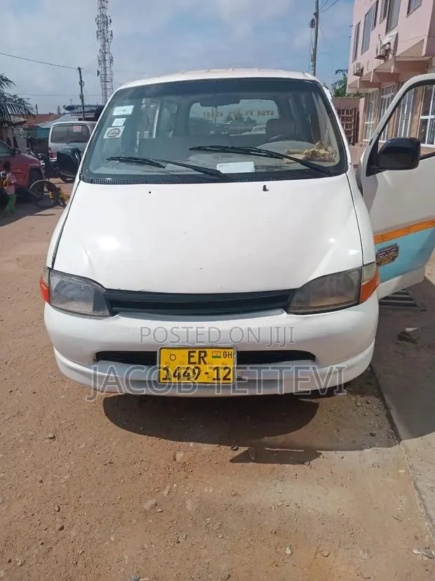 Toyota HiAce 1998 White · Photo 1