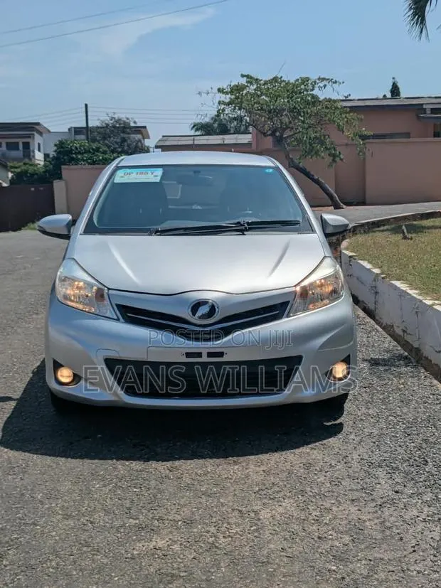 Toyota Vitz 1.3 FWD 5dr 2012 White · Photo 1