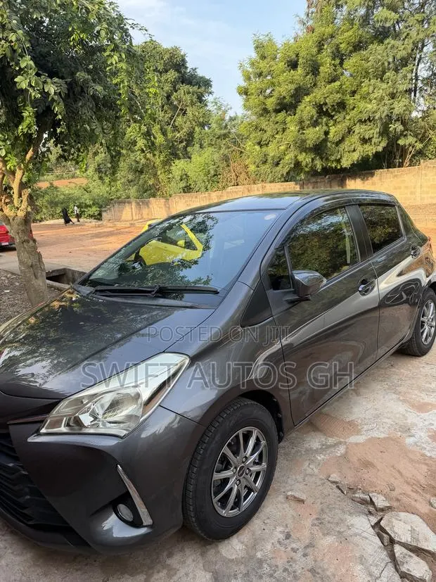 Toyota Vitz 1.3 FWD 5dr 2017 Gray · Photo 1
