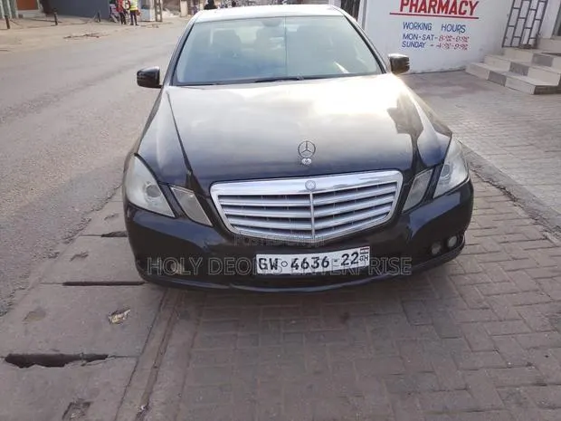Mercedes-Benz E300 2012 Black · Photo 1