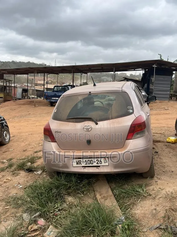 Toyota Vitz 1.3 FWD 3dr 2010 Gray · Photo 1