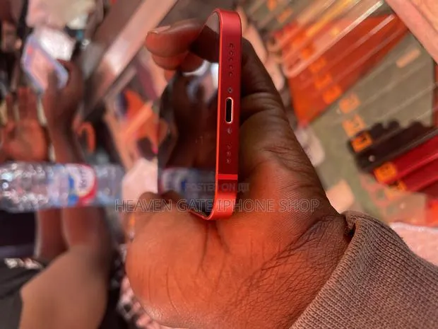 Apple iPhone 12 64 GB Red · Photo 1