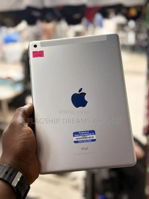 Apple iPad 5 (2022) 32 GB Gray · Photo 1