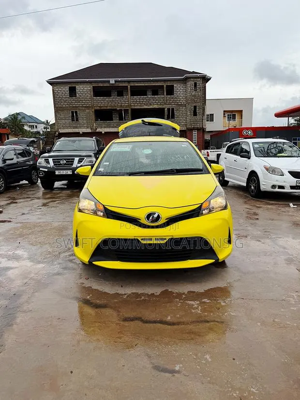 Toyota Vitz 1.5 FWD 3dr 2015 Yellow · Photo 1