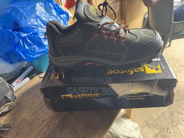 Safety Sneakers · Photo 4
