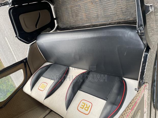 Bajaj RE 2025 Black · Photo 2