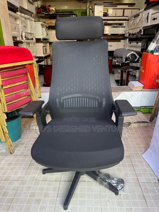 Solid and Well Grounded Swivel Chair · Photo 1
