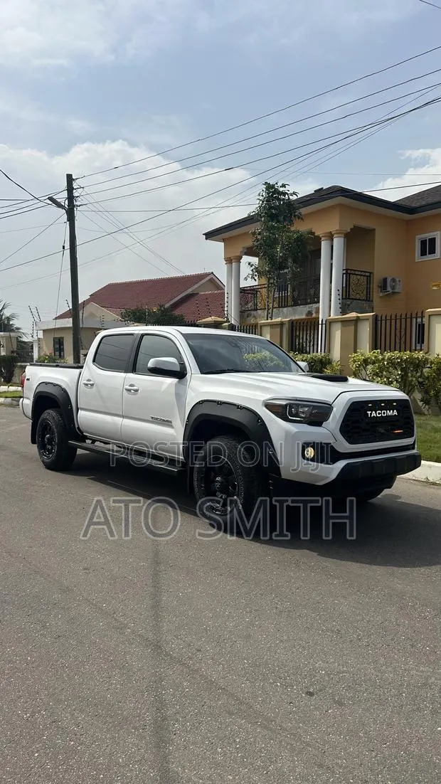 Toyota Tacoma 2020 White · Photo 1