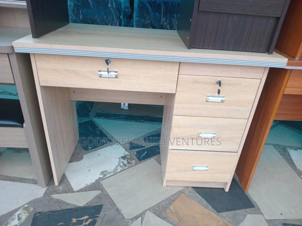 Nice Looking Computer Desk · Photo 1