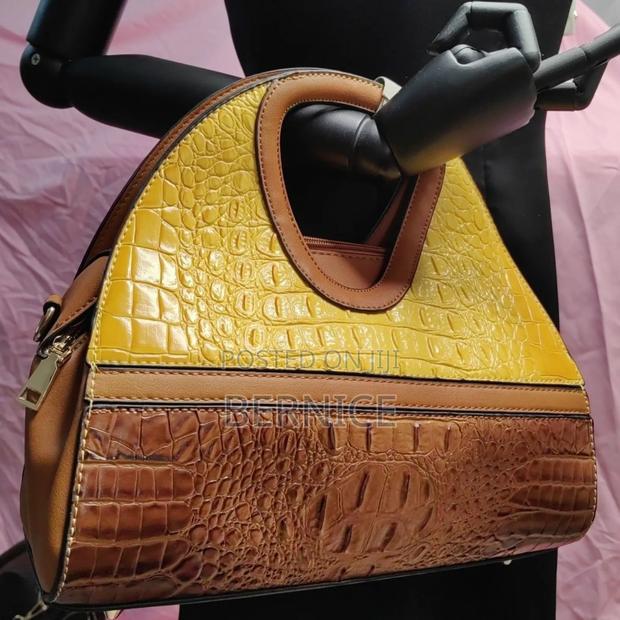 Elegant Croc-Embossed Handbag · Photo 1
